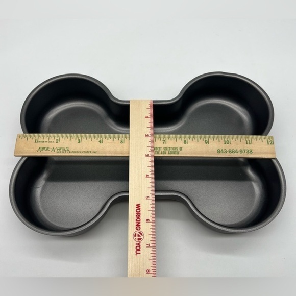 Dog bone large shaped cake/ cookie pan. Non stick silver - Picture 2 of 8